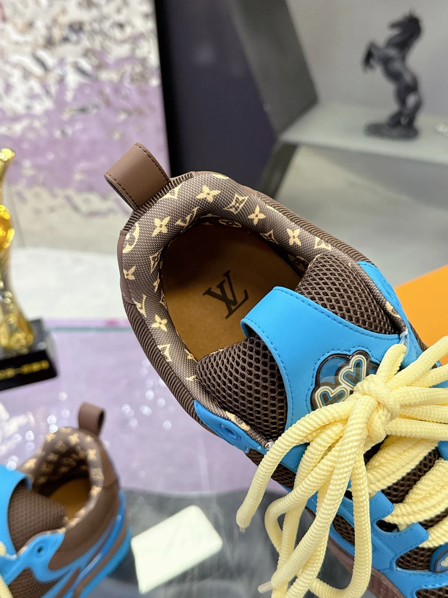 Factory price: 760💰 𝙇𝙑 𝟐𝟎𝟐5 𝐒𝐒 𝐧𝐞𝐰 Officially synchronized new colors💗 Louis Vuitton catwalk skateboard shoes are a hit, LOUIS VUITTON Trainer is undoubtedly one of the most successful Sneakers launched by luxury brands, but the pace of exploration will not stop. LOUISVUITTON will also bring a new series of skateboard shoes in the spring of 2025. The new series in the picture returns to the 90s Chunky Skate Shoes look and feel. The uppers are made of leather and mesh. The fat silhouette and thick shoelaces are very eye-catching. It is expected to have quite a few colors like the Trainer. Judging from the previous DIOR show skate shoes, this chunky style may be even stronger next year.  💎 LV small bread series LV bread shoe series 😘 Couple model Size: Female 35-40 Male 39-44, customized 45, 46